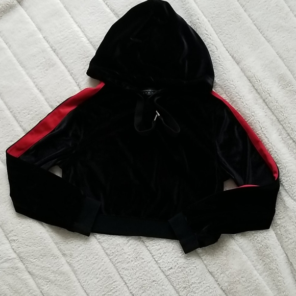 Manière de Voir - Contrast Stripe Velvet Cropped Hoodie -Black/red - Picture 4 of 5